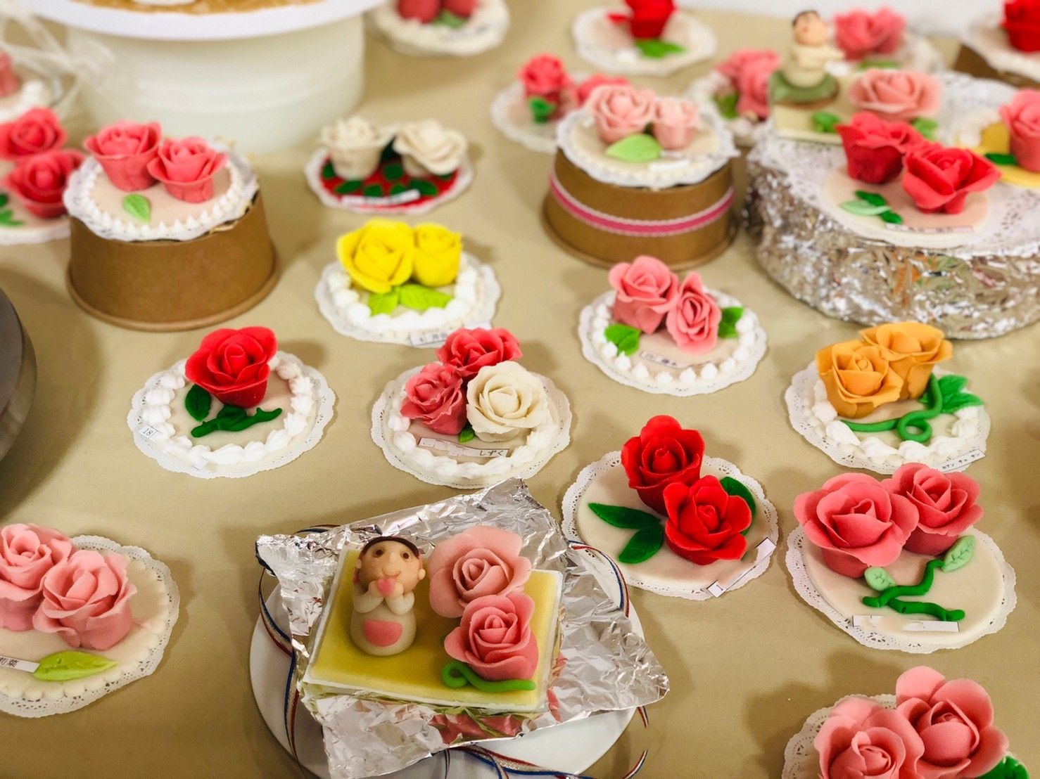 お菓子のお花畑を展示しています パティシエコース 高等学校 コース 昇陽中学校 高等学校 お菓子のお花畑を展示しています パティシエコース 高等学校 コース 昇陽中学校 高等学校